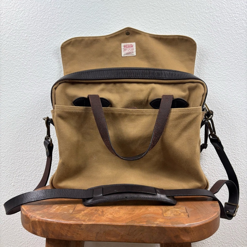 Filson Original Twill Briefcase
Discreet tag/ inside flap